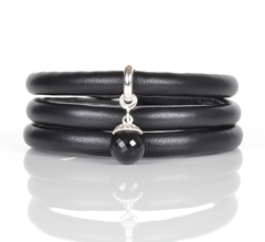 Sort læderarmbånd med sort Onyx charms. Match serien.