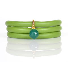 Grønt læder armbånd med grøn Onyx charms. Match serien.