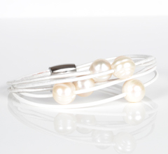 Armbånd i perlemorsfarvet læder med hvide ferskvandskulturperler.