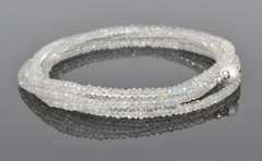 Armbånd i facetslebne hvide Topaz ædelsten.